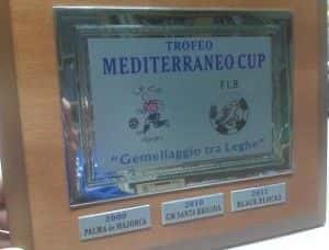 Un primo piano del trofeo "Mediterraneo Cup"