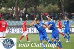 L'esultanza di Tavano, ieri, a Grosseto dopo il gol dell'immediato pareggio