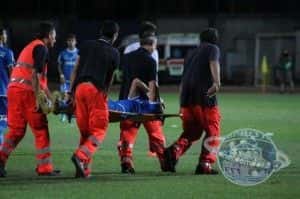 Coralli portato via in barella