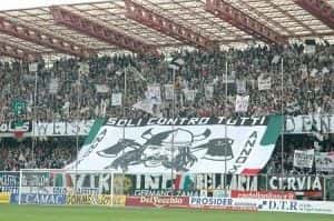 La curva del Cesena nel derby al Manuzzi contro il Rimini di qualche stagione fa