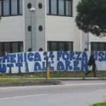 Pisa: i complimenti del direttore Lucchesi a PE. In città sale la febbre Play Off. Striscione incitamento per Pisa Viareggio