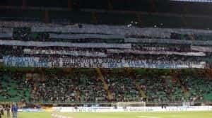 Ecco la curva dell'Inter con gli striscioni e le 12 domande al presidente Moratti (Foto Ansa)
