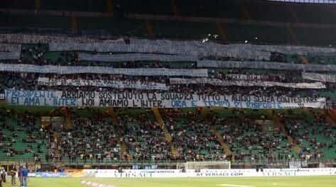 Ecco la curva dell'Inter con gli striscioni e le 12 domande al presidente Moratti (Foto Ansa) Ecco la curva dell'Inter con gli striscioni e le 12 domande al presidente Moratti (Foto Ansa)