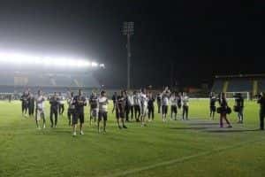 Gli azzurri in campo ringraziano i tifosi al ritorno da Livorno