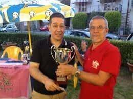 Massimo Preti, presidente di Lega, ha vinto il Trofeo Mister Peo Hair Stylist Cup, premiato da Angiolo Rossi, titolare del Bar Ariston (per Massimo in omaggio anche un taglio di capelli da Hair Stylist)