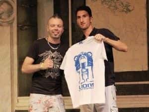 "Iniziativa Disegna la tua TShirt" - Mirko Valdifiori e Juri Baldacci con la TShirt