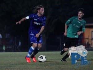 Il capitano azzurro Moro impegnato nell'ultima amichevole estiva del 2013 contro il Tuttocuoio