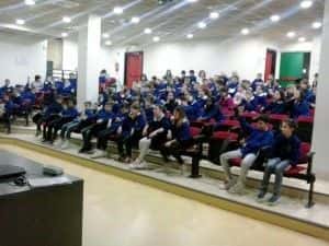 La platea con i bimbi della scuola elementare di Montelupo
