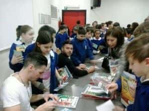 Tavano impegnato a firmare autografi