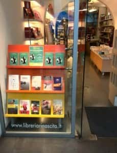 Vetrina della libreria "Rinascita" con il libro di Marco Bigazzi in primo piano