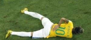 Neymar dolorante a terra dopo lo scontro con Zuniga 