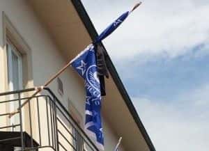 La bandiera a lutto del Club Azzurro Spicchio