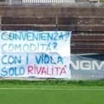 I tifosi azzurri sottolineano la rivalità con i viola