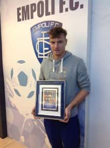 Buchel con il premio per il primo gol in Serie A