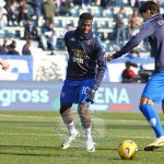 Suv si schianta contro due veicoli in sosta. Testimoni: “A bordo il calciatore Niang”